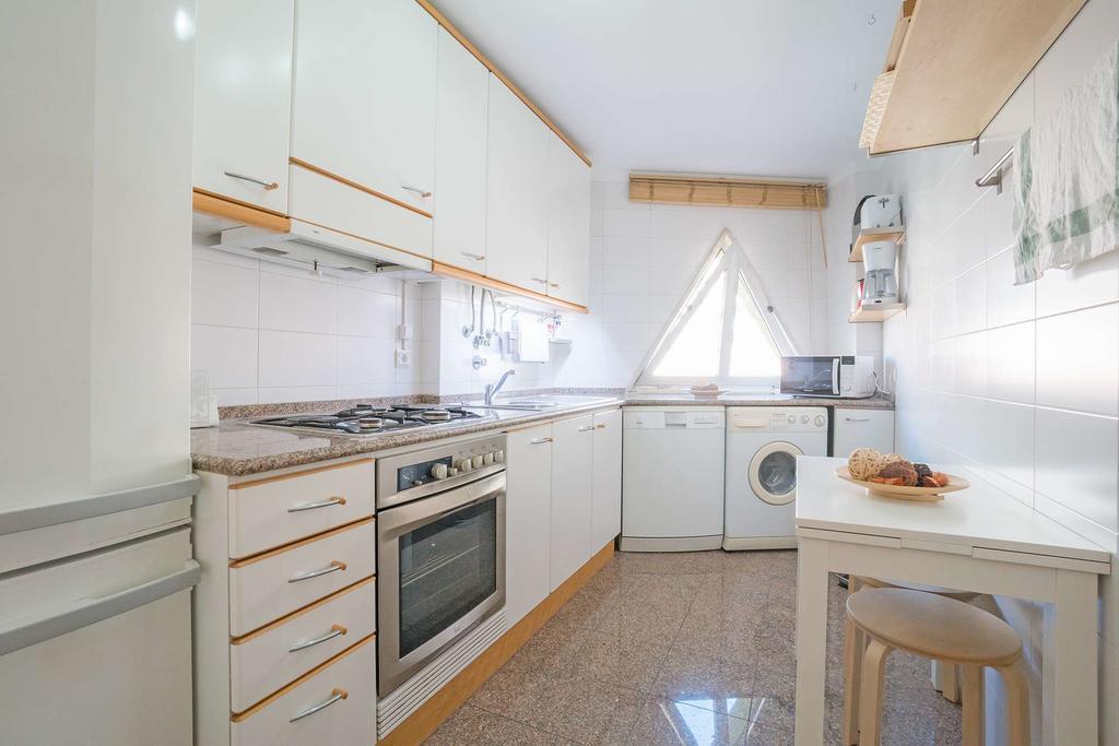 1-minute Walk To The Metro And 2 To The Supermarket Lejlighed Lisboa
